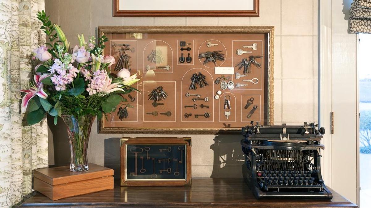 
Antique collectable display
