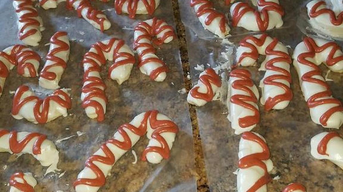Aunt Claudia’s Candy Cane Cookies