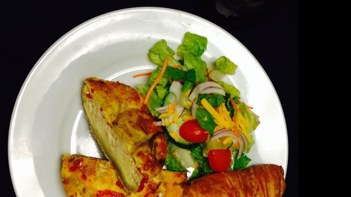 
Quiche, with mozzarella, turkey, roasted fennel, roasted red peppers, can be served with a simple salad.

