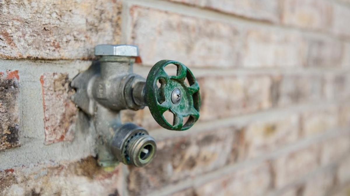 
An outdoor faucet is more complicated than it looks, so itâ€™s best for most folks to hire a licensed plumber for the replacement job.
