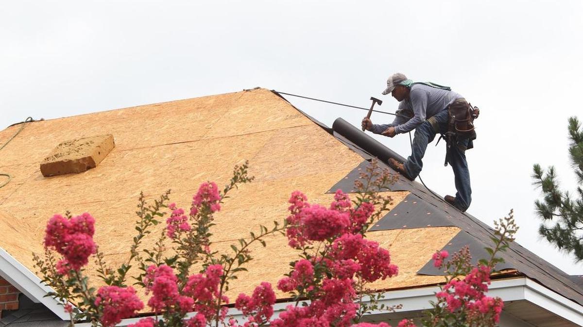 South Carolina’s unemployment rate dropped for the eighth straight month in December.