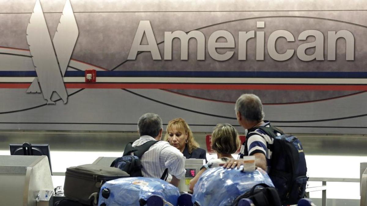 Passengers check in at an American Airlines counter. (AP Photo/Alan Diaz)