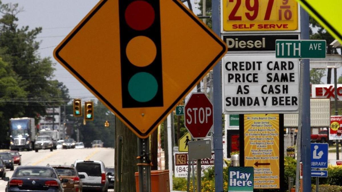The S.C. Department of Transportation, in conjunction with the town of Aynor, plans to use the two traffic signals in Aynor in flashing mode during peak traffic periods Saturday and Sunday.