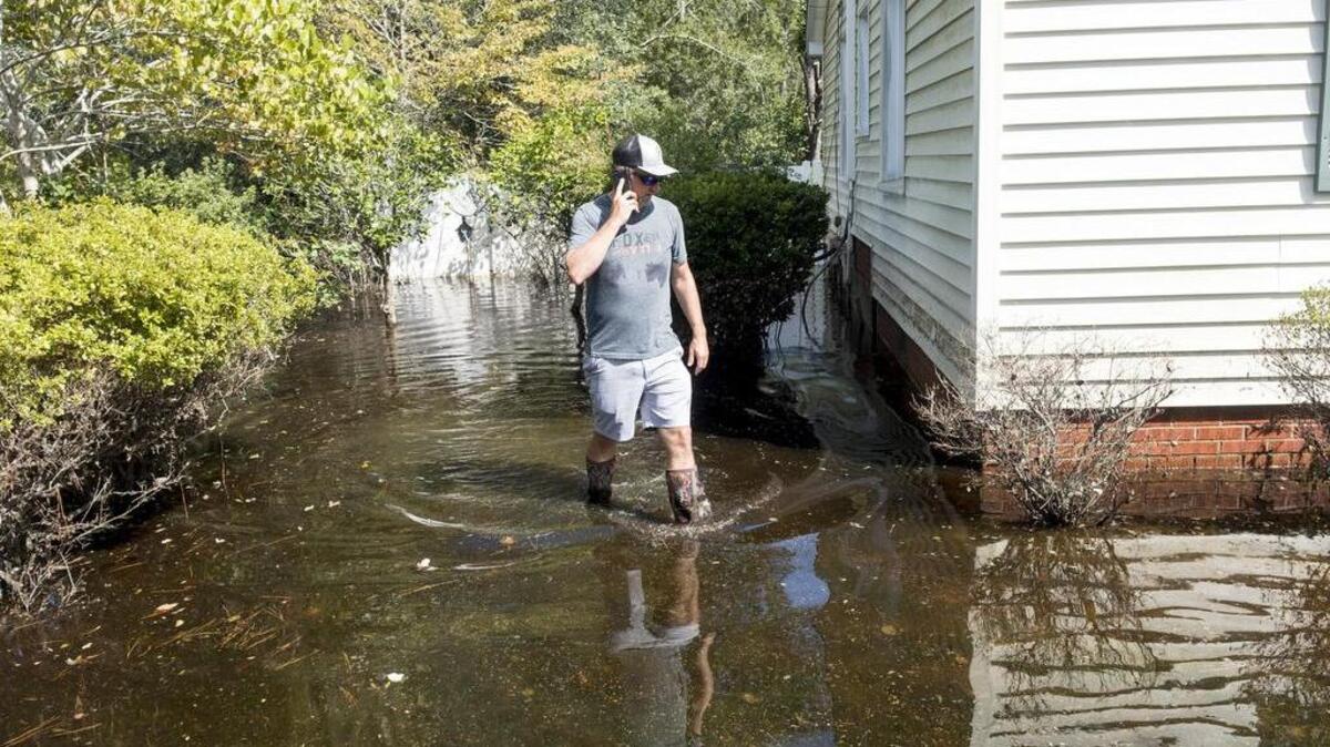 Jess White returned to his flooded family home for the first time since the rising Waccamaw River and Crabtree Swamp ran him from his house on Busbee Street. “I don’t know what to do and don’t even know where to begin,” he said of his home with it’s warped hardwood floors and visibly molding walls. October 1 2018.