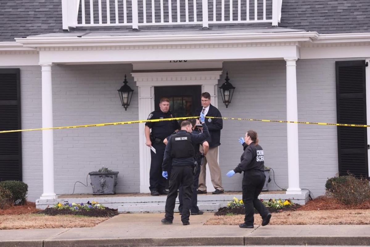 Myrtle Beach police on scene of a bank robbery at First Citizens Bank at 7500 North Kings Highway Tuesday morning, Jan. 23, 2018.