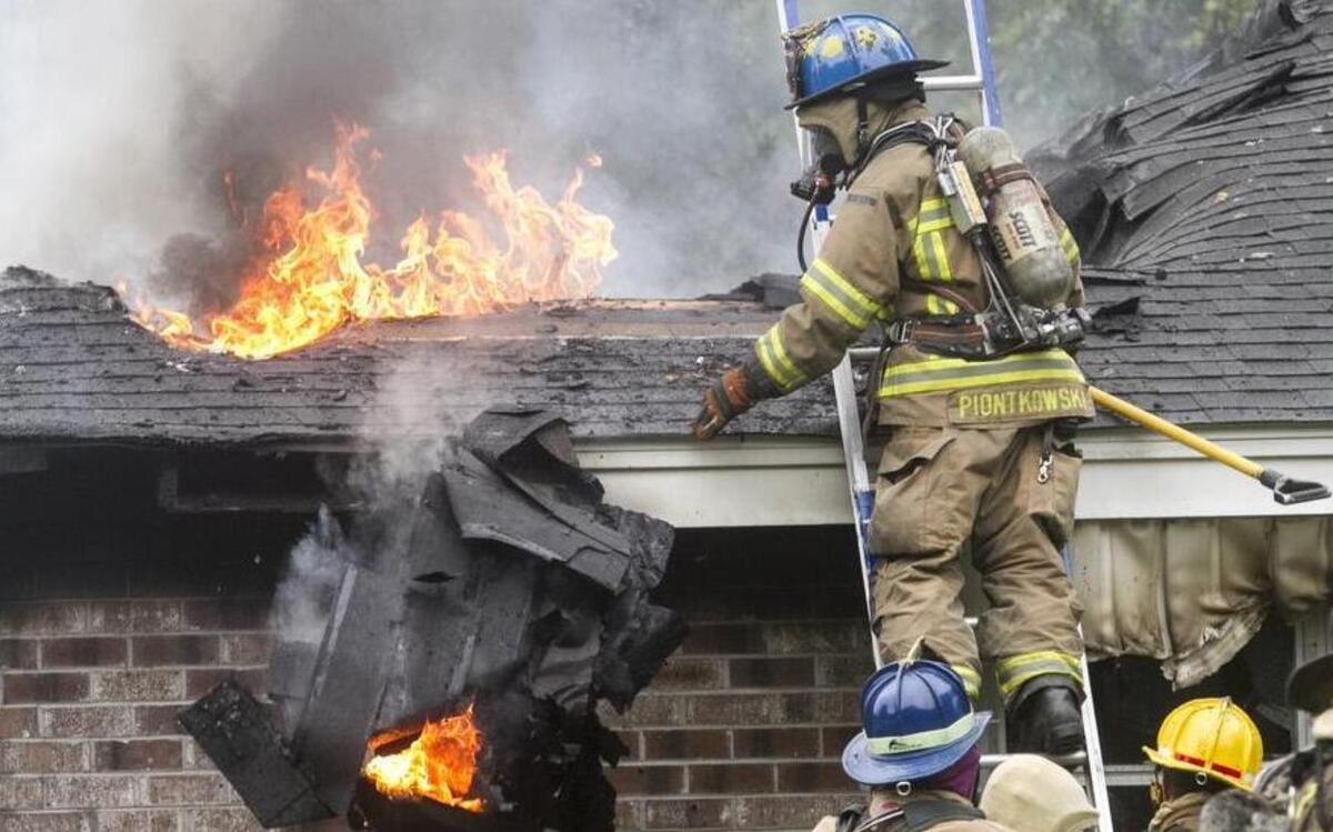
North Myrtle Beach and Horry County firefighters respond to a house fire on LD Drive in North Myrtle Beach on Monday, Aug. 3, 2015. A woman was pulled from the home as a result of smoke inhalation. Her condition was unknown not yet available.
