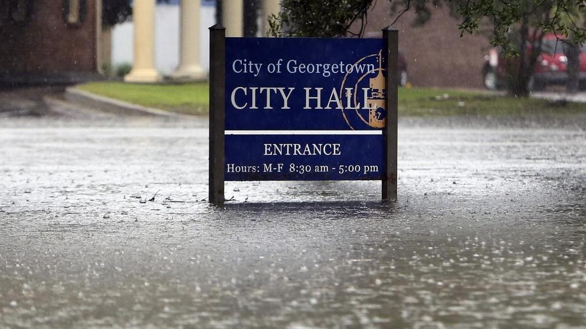 
Georgetown County Schools are canceled for the rest of the week. The entrance to City Hall is flooded in Georgetown on Sunday, Oct. 4, 2015.

