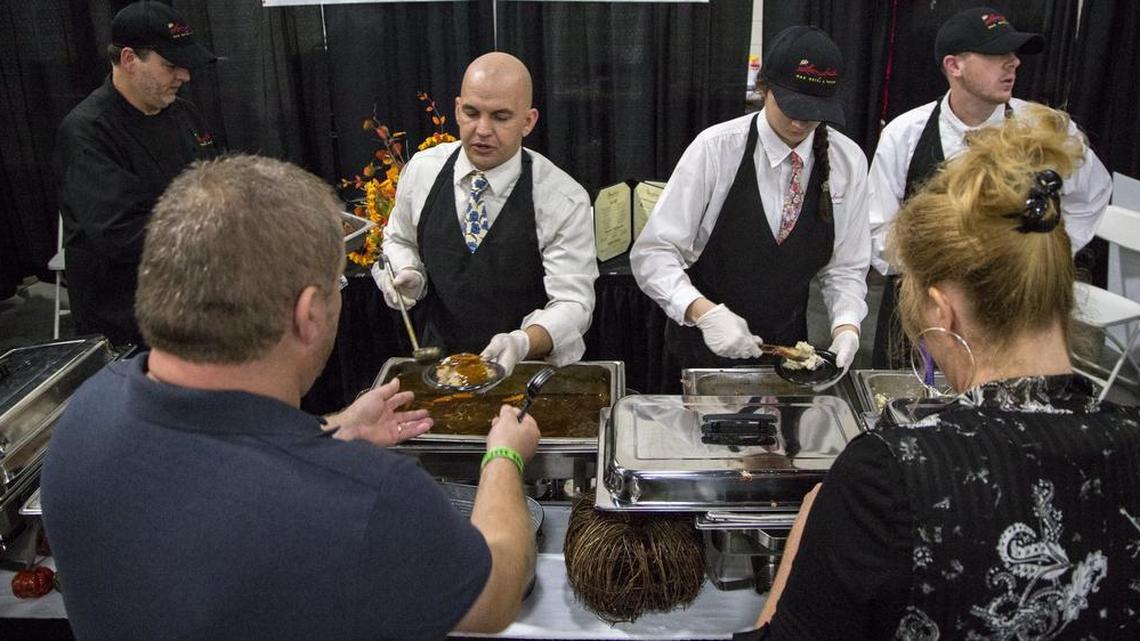 Sam Snead’s general manager, Marco Lamelza serves customers at the 2015 Taste of the Town at the Myrtle Beach Convention Center on November 5, 2015. TSN/File