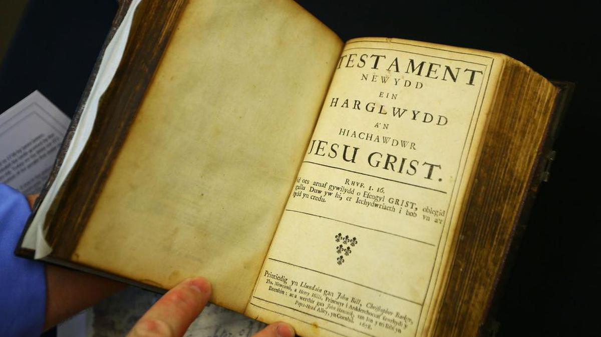 The opening page of the New Testament in the Morgan James Bible. The text is written in Welsh, a hybrid of English and Celtic.