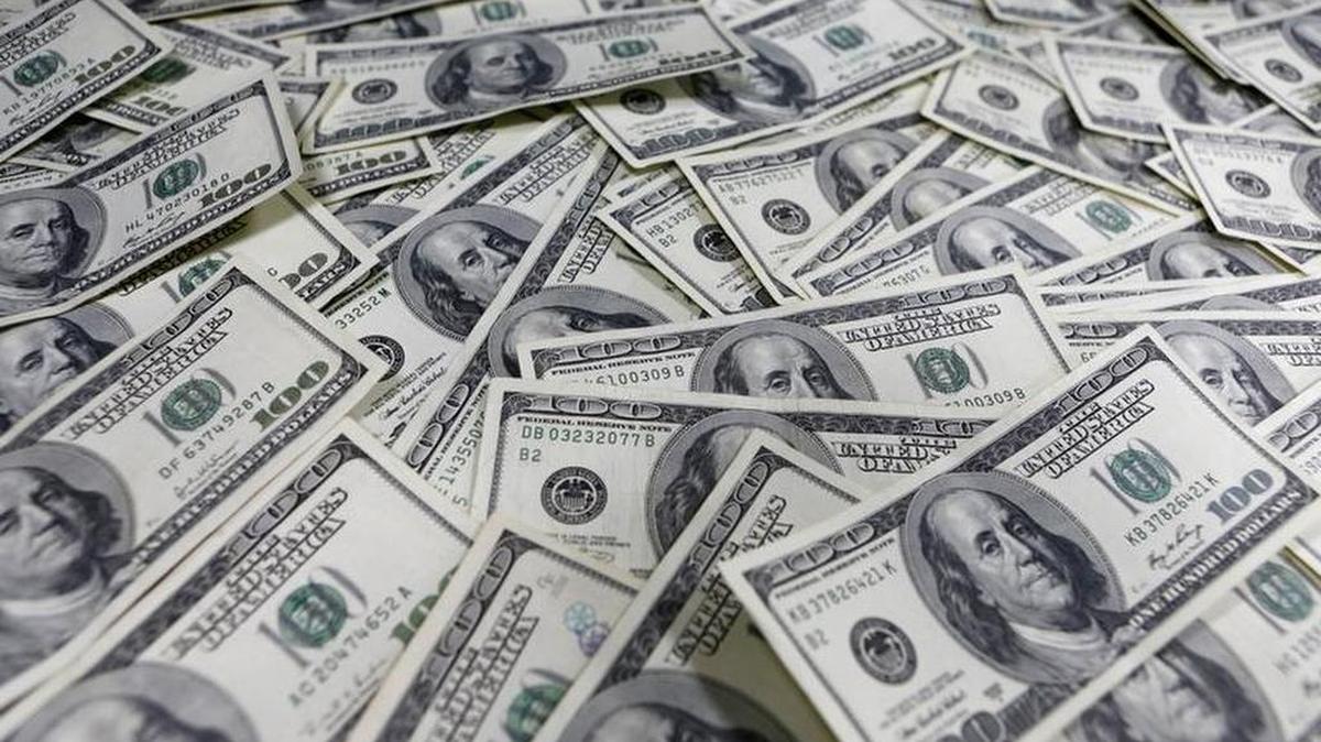 One hundred dollar notes are seen in this photo illustration at a bank in Seoul January 9, 2013. Japan's drive to weaken the yen poses a threat to big South Korean exporters such as Hyundai Motor, but Koreans may benefit as the new president aims to shift policy away from supporting big exporting conglomerates. The yen's tumbling by some 10 percent to the dollar in the December quarter at a time when the won has been on the rise sent the shares of big exporters falling and raised concerns among the policymakers in Seoul. Picture taken January 9, 2013. To match Analysis KOREA-CURRENCY/ REUTERS/Lee Jae-Won (SOUTH KOREA - Tags: BUSINESS) - RTR3CGGO