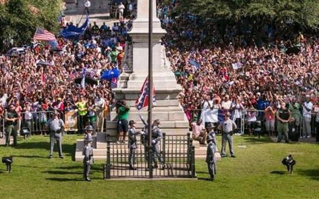 
Hundreds gather for the removal of the Confderate Flag from the State House grounds in Columbia. 
