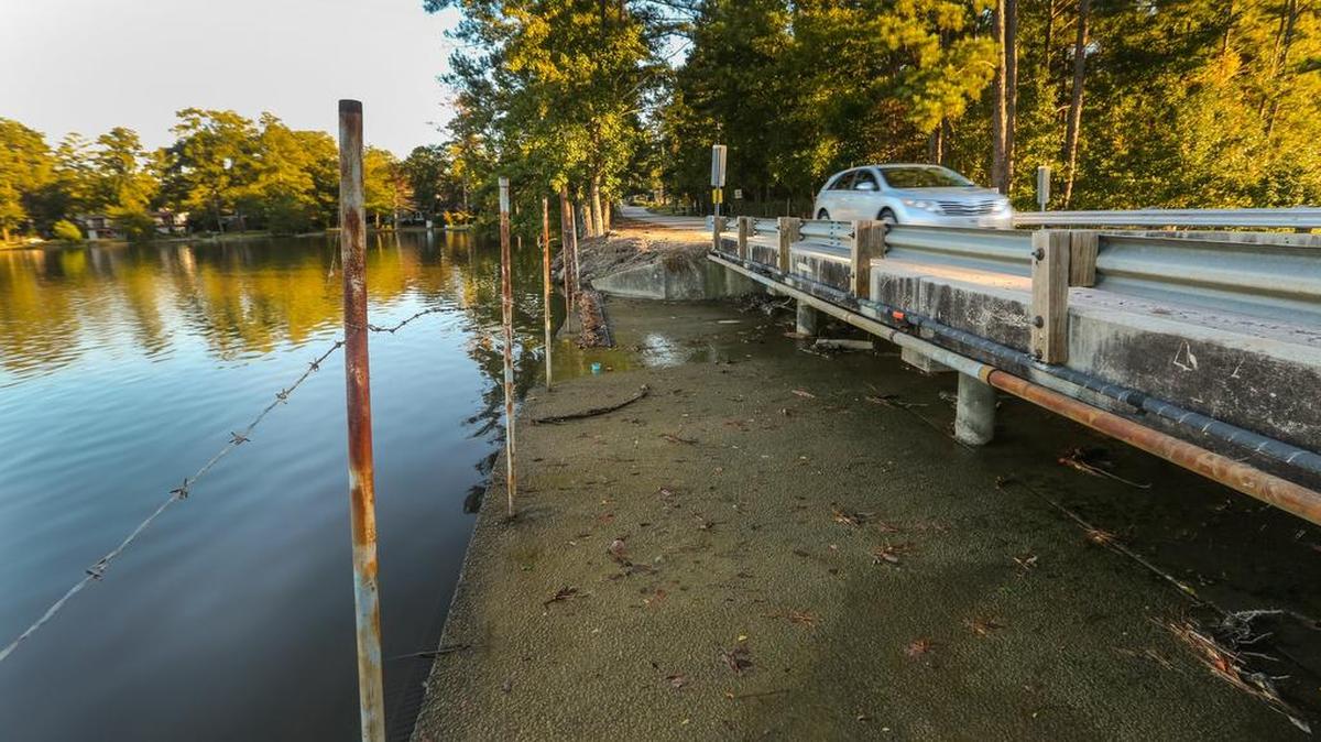 Richland County sheriff deputies are investigating an unidentified body found in Windsor Lake.