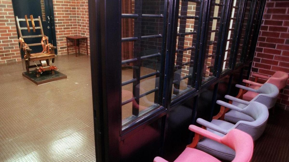 South Carolina’s electric chair was placed at the center of the death chamber in the Broad River Correctional Facility in 1998. The viewing room to the right is where media, lawyers and family members from both sides sit as witnesses.