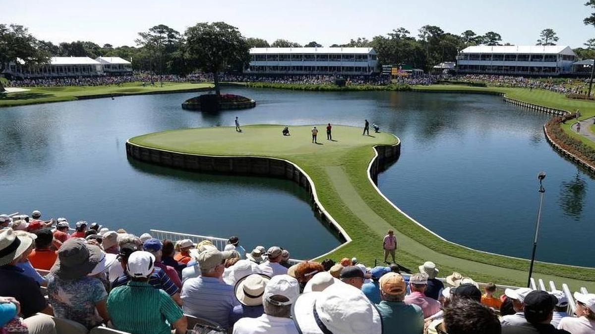 
Jimmy Walker (second from left on the green) lines up his putt on the 17th green during the first round of The Players Championship. 
