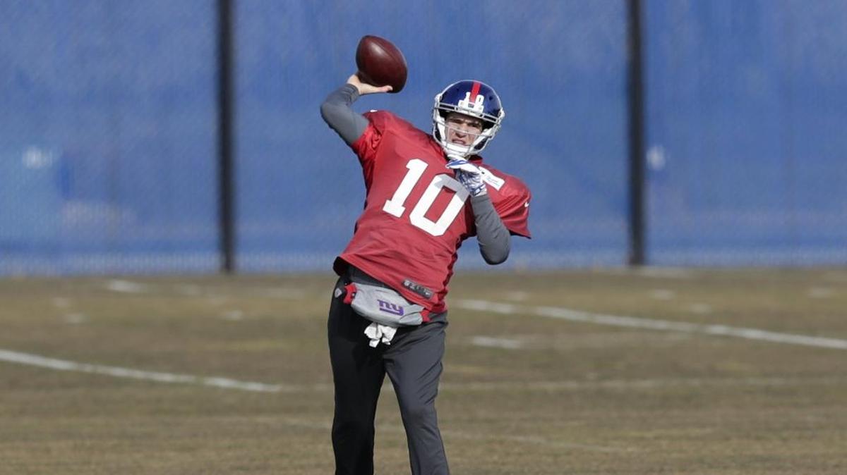 Eli Manning and the New York Giants travel to Green Bay to take on the Packers in an NFC wild card game at 4:30 p.m. Sunday (Fox).