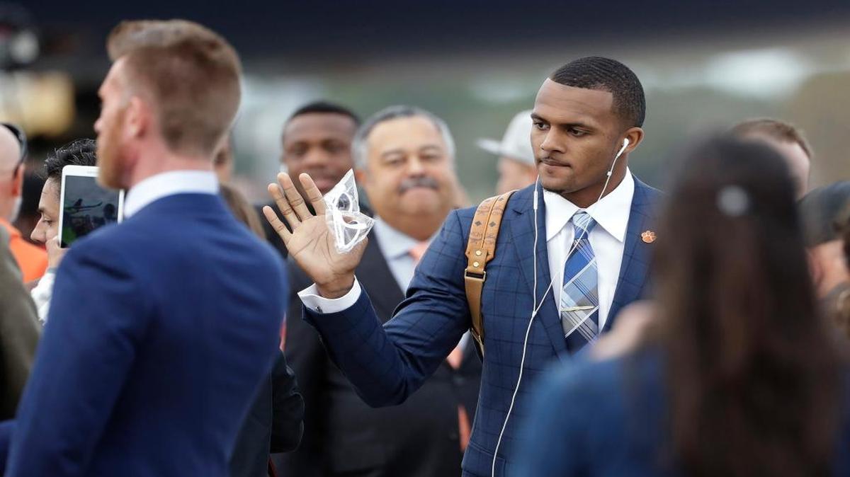 Clemson quarterback Deshaun Watson waves to fans after arriving at Tampa International Airport on Friday.
