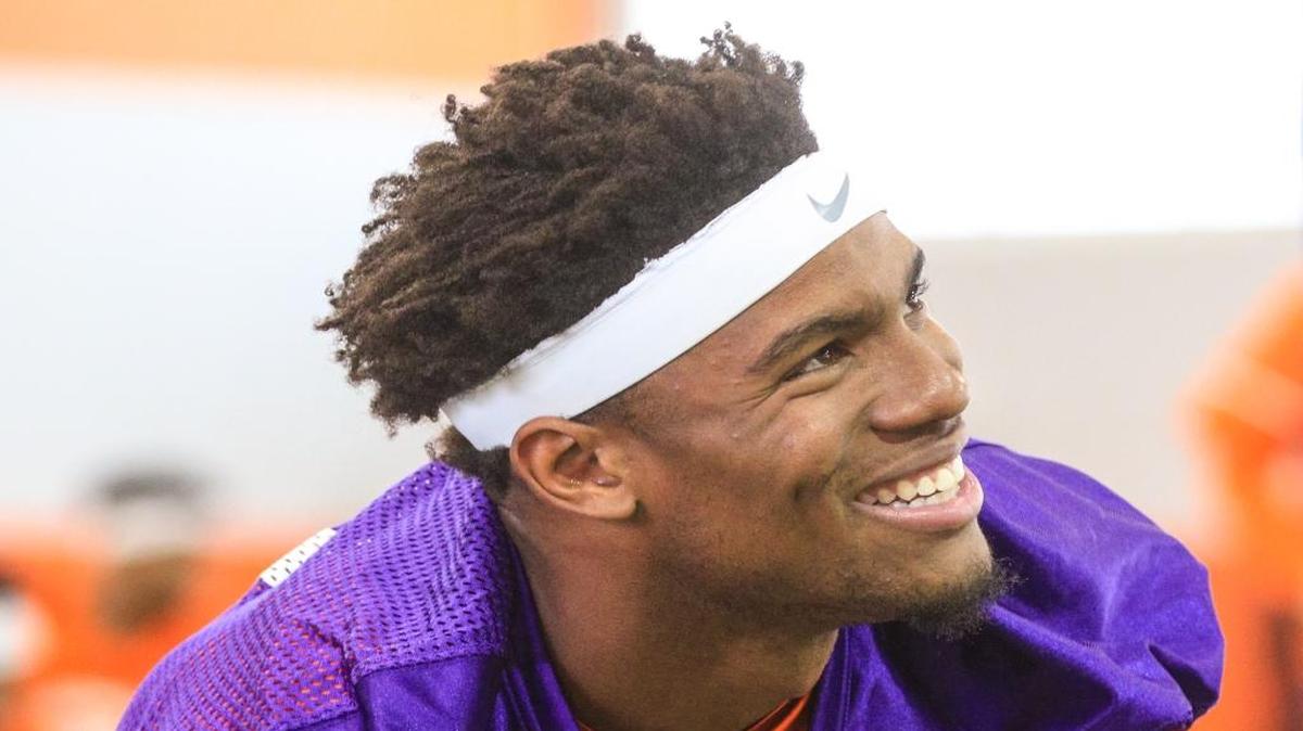 Clemson quarterback Kelly Bryant (2)