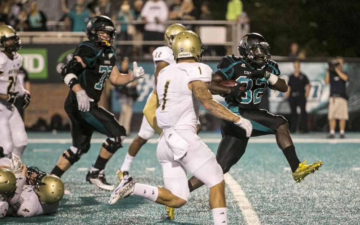 
Coastal Carolina’s Osharmar Abercrombie (right) runs for a 22-yard touchdown in the fourth quarter.
