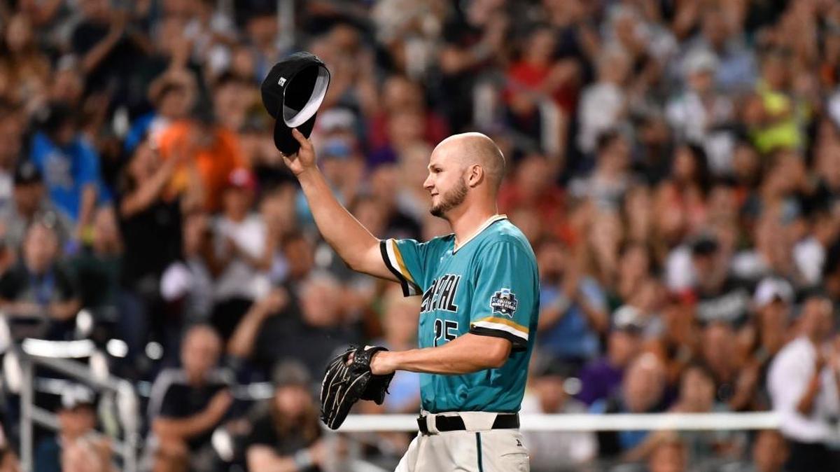 Coastal Carolina pitcher Mike Morrison tips his cap to the stands after being relieved against Arizona in the seventh inning Tuesday.