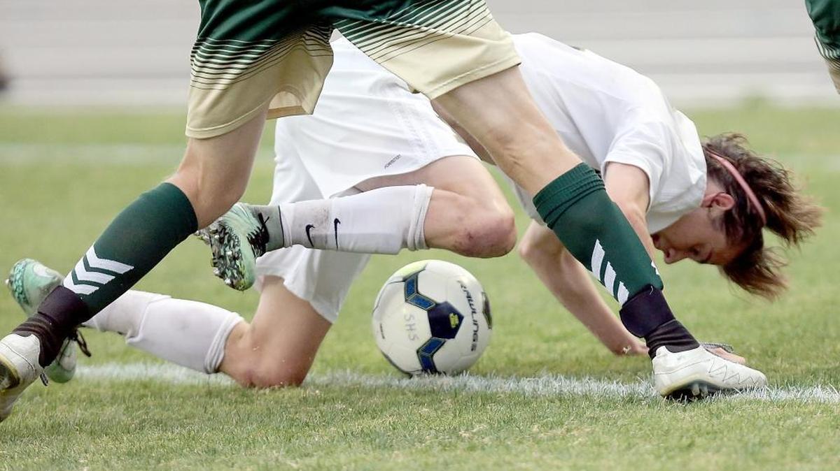 Socastee’s Chris Matlashewski loses his balance during Tuesday’s Lower State final match against River Bluff.