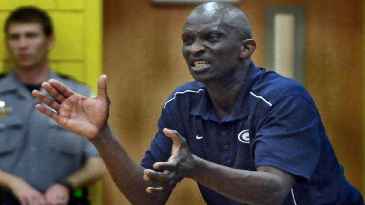 Alvin Walker rallies his team during a game a few years ago. The longtime Bulldogs basketball coach retired Monday.