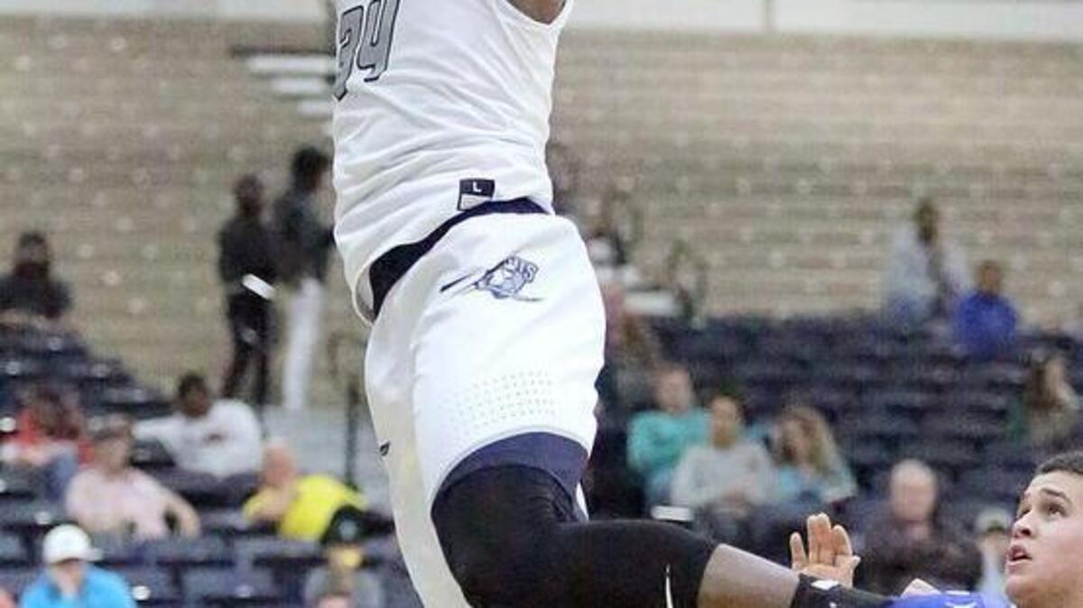 Wendell Carter of Pace (Ga.) dunks during Monday’s game against McQuaid Jesuit (N.Y.).