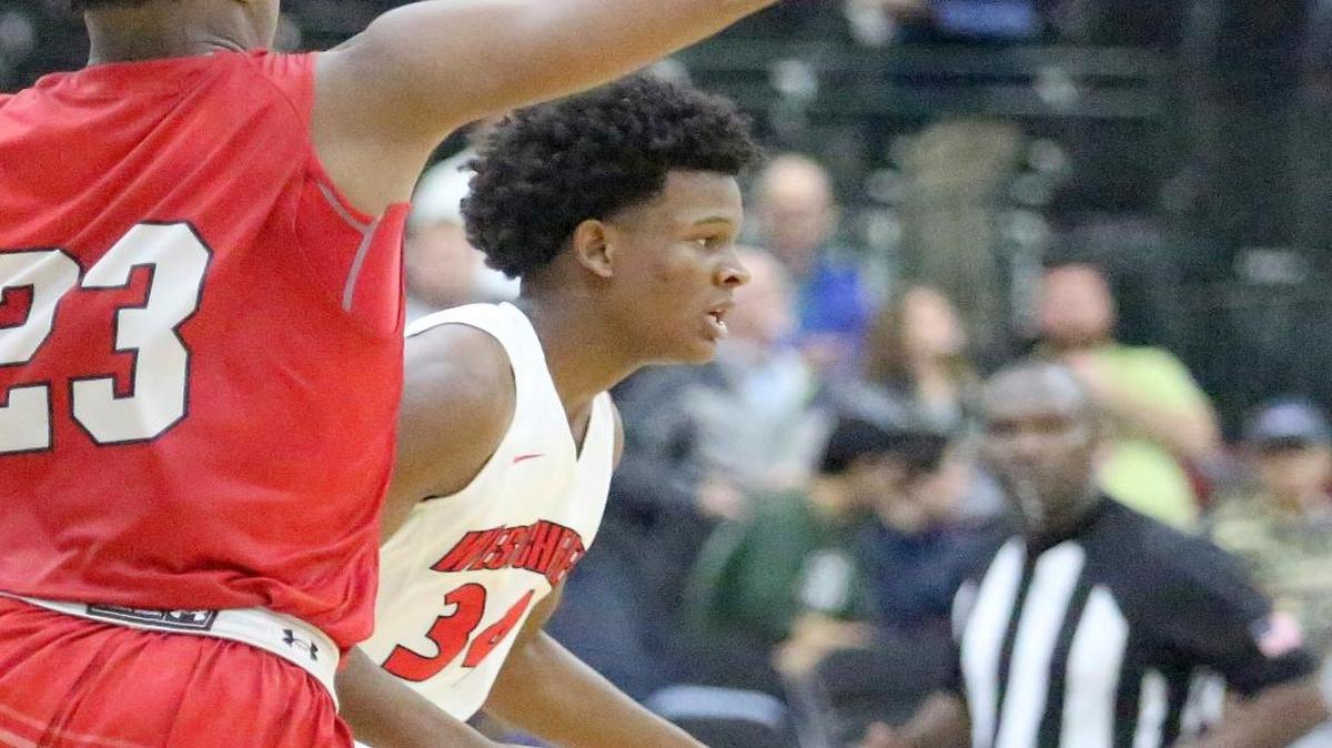 Westchester’s Darryn Everage (right) had 18 points against Bishop O’Connell on Saturday.