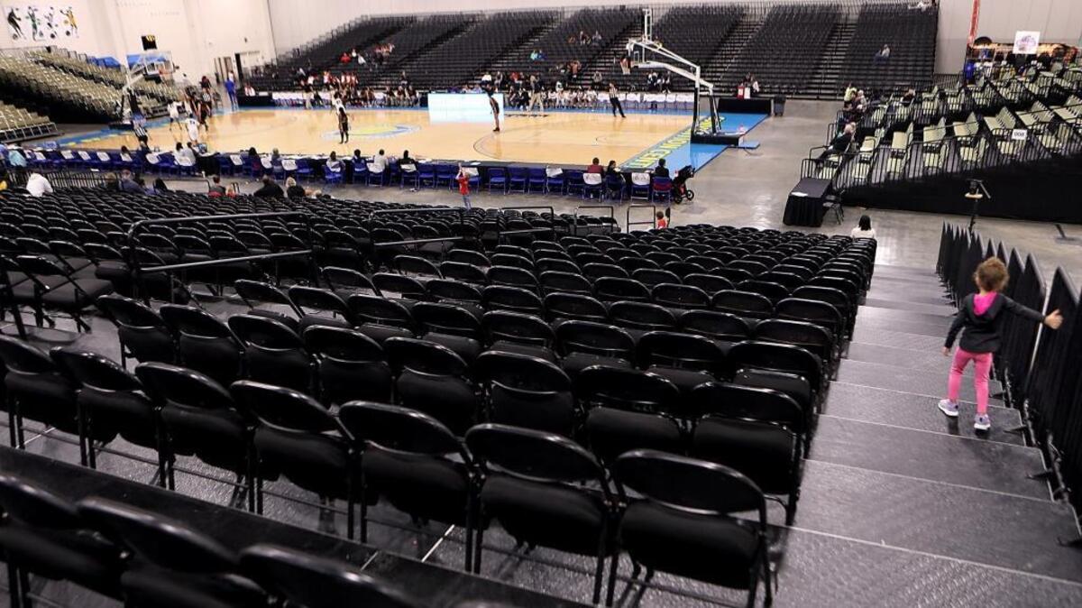 There's plenty of open seats at the Myrtle Beach Convention Center in the Crescom Bank Holiday Invitational around 7 p.m. on Wednesday. The finals for the tournament are slated for Saturday.