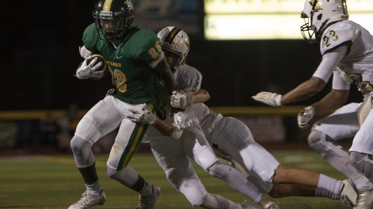 Myrtle Beach’s Daron Finkley runs the ball up the sidelines against Socastee on Friday.