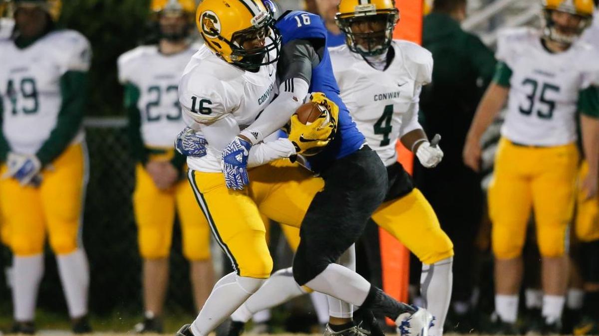 Conway’s Pooh Brantley makes a catch during Friday’s game against Fort Dorchester.