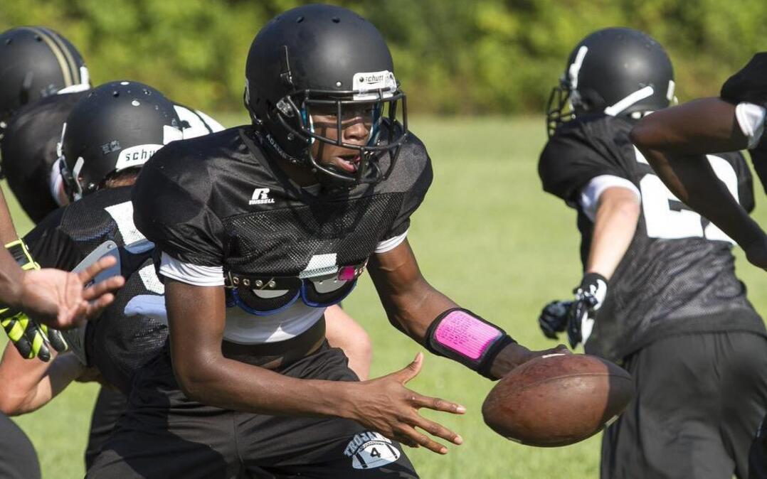 
Green Sea Floyds quarterback Jacquez Geralds reaches out for a handoff during Wednesday’s practice.
