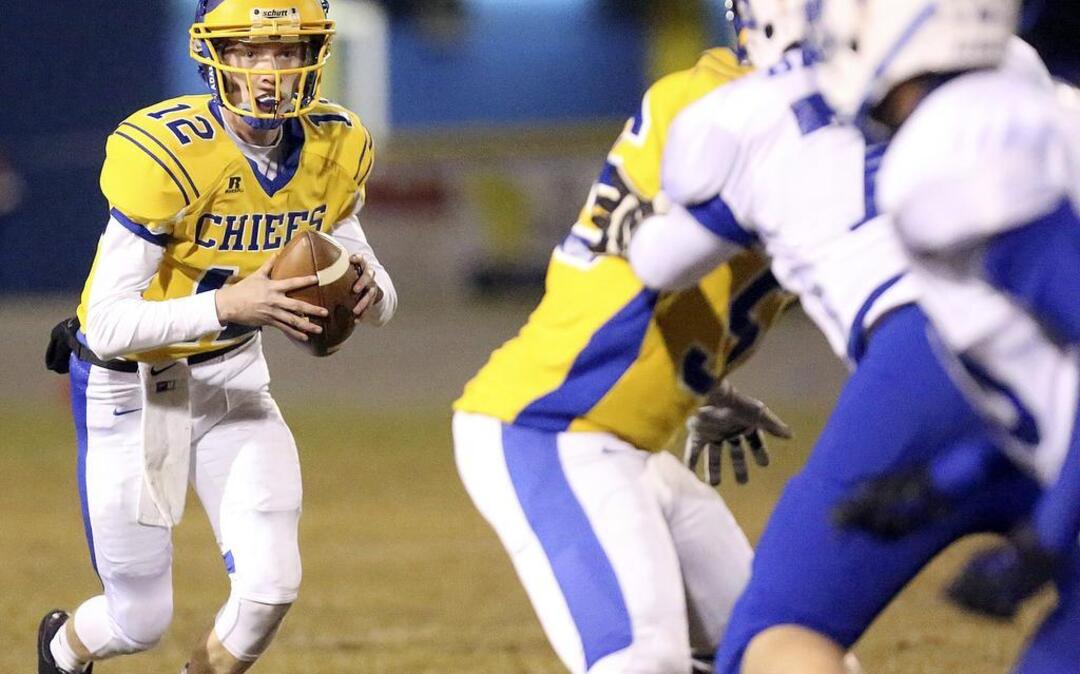 
North Myrtle Beach quarterback Ronnie Bass scans the defense during last year’s playoff game against Midland Valley.
