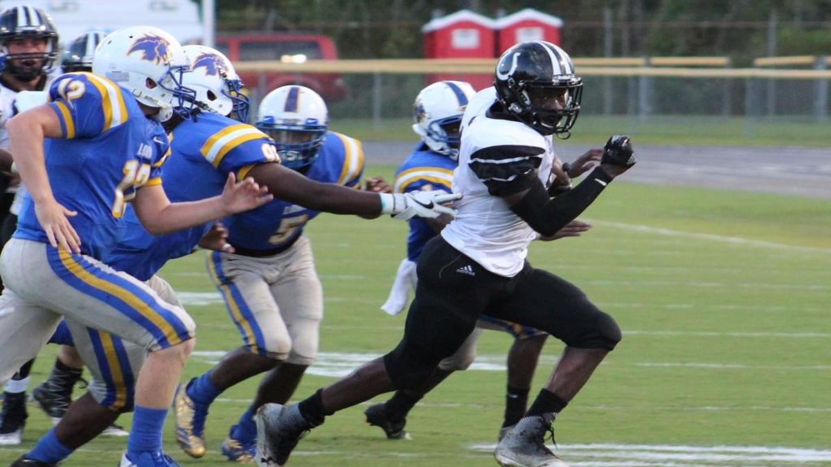 South Columbus running back Trequan Bellamy (7) runs away from the Loris defense during his team's 20-12 victory over its rival.