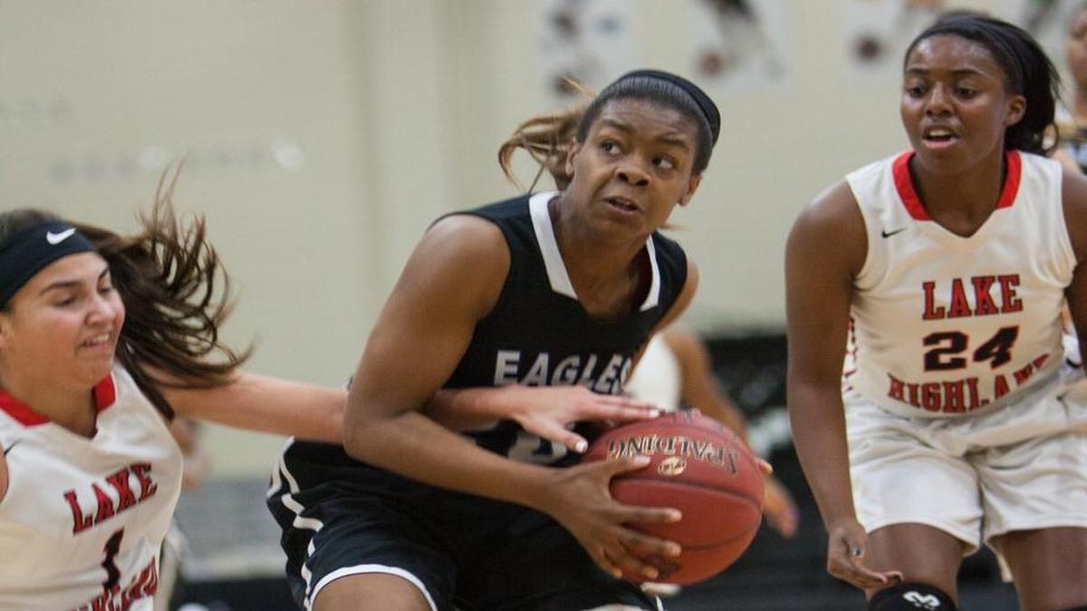 Center Point’s Shicorria Orr (center) looks to shoot as Lake Highland Prep’s Jiselle Havas (1) and Tyra Cox defend at the CresCom Bank Holiday Invitational.