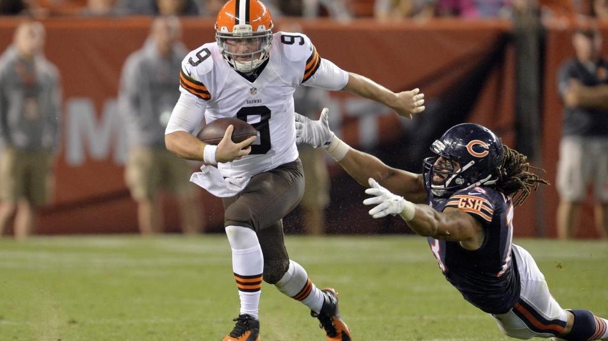 Cleveland Browns quarterback Connor Shaw (9) runs away from Bears defensive end Austen Lane, who had a brief stint with the Bears during a career that spanned four seasons.