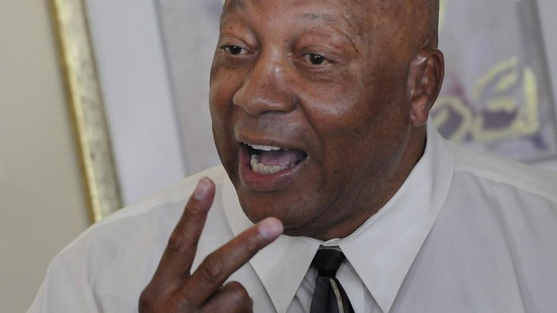 Former WBA heavyweight champion, James “Bonecrusher” Smith is hosting a Boxing Legends Hall of Fame Weekend in Myrtle Beach.