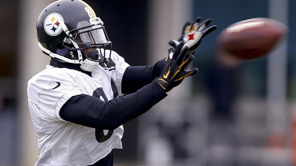 Pittsburgh Steelers wide receiver Antonio Brown makes a catch in drills during Thursday’s practice.