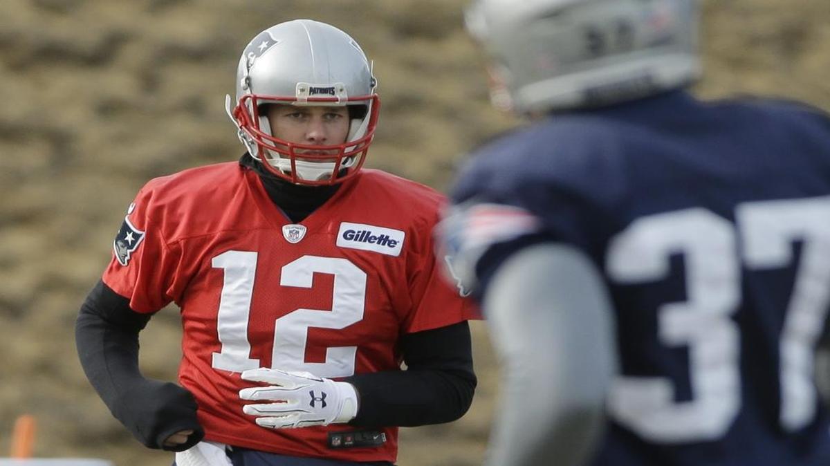 Tom Brady (12) and the New England Patriots host the Houston Texans in an NFL Divisional Round playoff game at 8:15 p.m. Saturday (CBS).